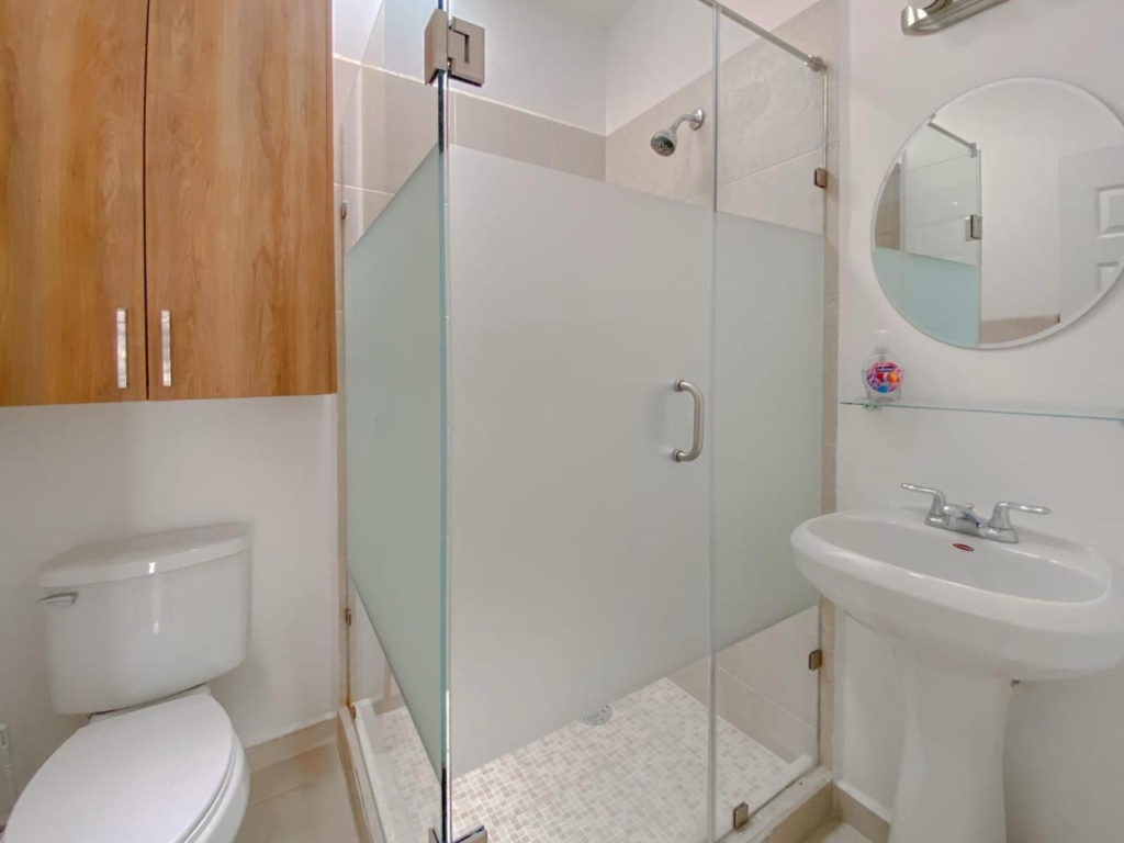 Casa en Provincias
130m terreno 
165m construcción
3 recámaras 2.5 baños
Cochera techada
Equipada 
$3,750,000
