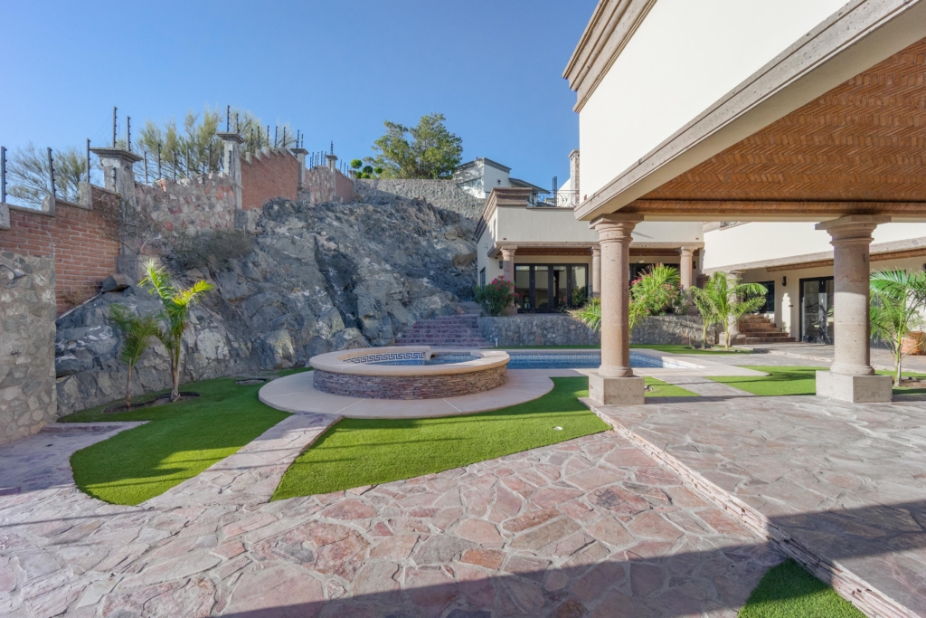 CASA EN VENTA EN HACIENDA RESIDENCIAL
Terreno: 2,167 m²  Construcción: 987 m² 

Espectacular hacienda en las alturas, con vista a la presa de Hermosillo, Sonora. 

Planta baja: 
Vestíbulo.
sala-comedor.
Cocina, desayunador y estancia.
Lavandería y cuarto de servicio. 
Estudio, salón de juegos y gimnasio. 
Amplio patio con alberca, terraza y asador. 
Bodega y sótano. 
Cochera para 6 autos. 

Planta alta:
Closet de blancos. 
4 Recámaras: 
- la principal con ante-recámara, Walk-In Closet, terraza y Jacuzzi. 
- 2 recámaras comparten baño 
- 1 recámara con baño, walking closet y terraza. 

Equipamiento:
Preparación para elevador. 
Alberca con Jacuzzi. 
Madera de alta calidad. 
Aires centrales distribuidos en toda la casa. 

$36,000,000.00/MXN