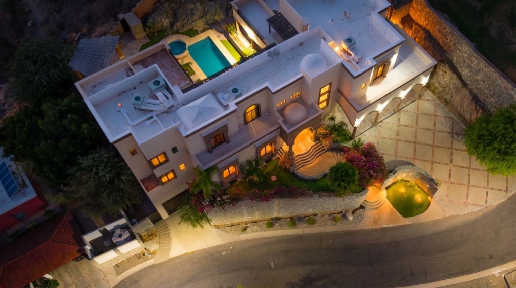 CASA EN VENTA EN HACIENDA RESIDENCIAL
Terreno: 2,167 m²  Construcción: 987 m² 

Espectacular hacienda en las alturas, con vista a la presa de Hermosillo, Sonora. 

Planta baja: 
Vestíbulo.
sala-comedor.
Cocina, desayunador y estancia.
Lavandería y cuarto de servicio. 
Estudio, salón de juegos y gimnasio. 
Amplio patio con alberca, terraza y asador. 
Bodega y sótano. 
Cochera para 6 autos. 

Planta alta:
Closet de blancos. 
4 Recámaras: 
- la principal con ante-recámara, Walk-In Closet, terraza y Jacuzzi. 
- 2 recámaras comparten baño 
- 1 recámara con baño, walking closet y terraza. 

Equipamiento:
Preparación para elevador. 
Alberca con Jacuzzi. 
Madera de alta calidad. 
Aires centrales distribuidos en toda la casa. 

$36,000,000.00/MXN