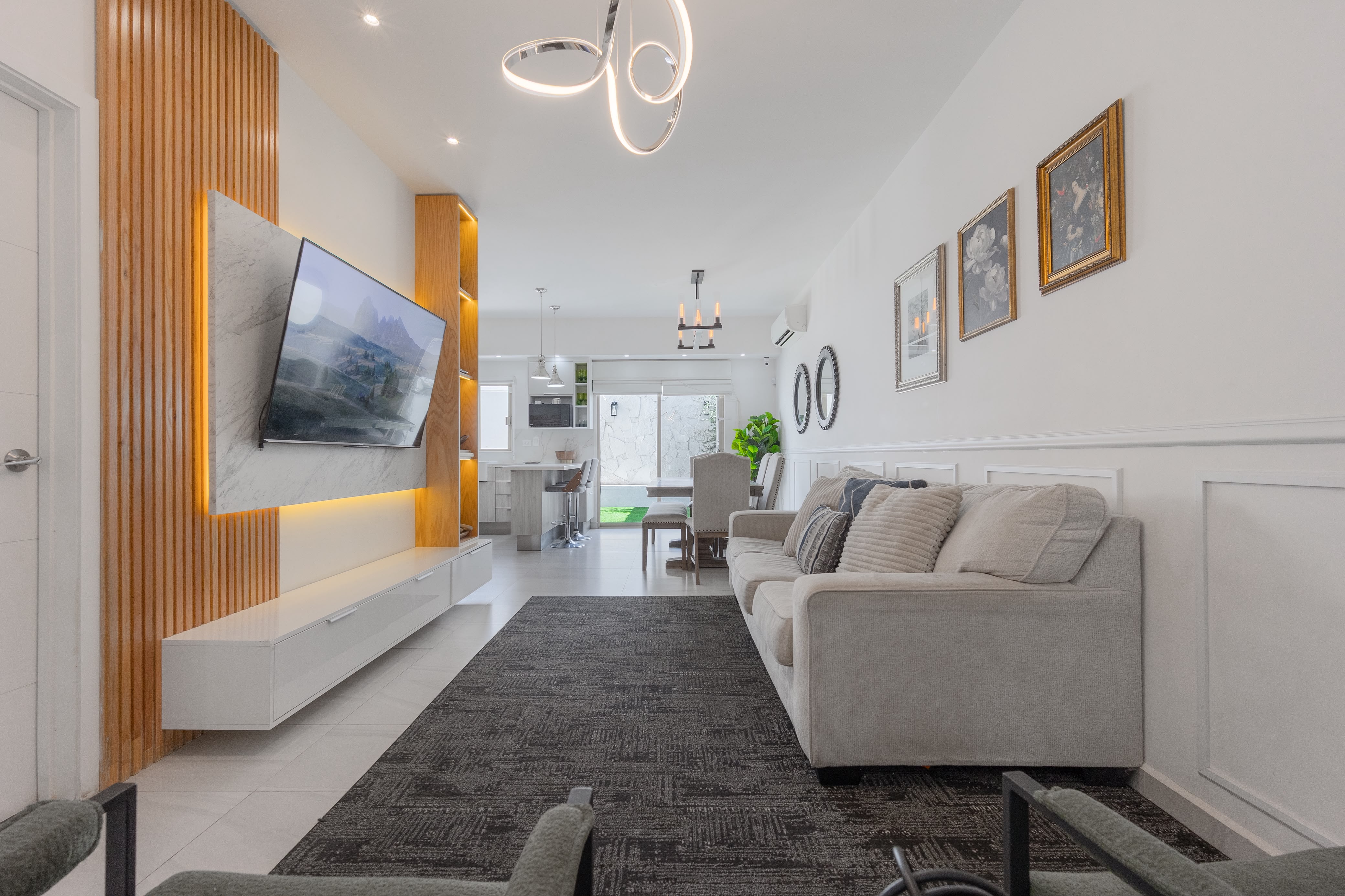Bonaterra 
Terreno: 139m2 
Construcción: 172m2 

Planta baja:
Sala, comedor, cocina, lavandería, patio. 
Cochera para 2 autos. 

Planta alta: 
Estancia, recámara principal con baño y walking closet, las otras 2 recámaras con closet c/u y comparten baño. 

Equipamiento: 
Pasto artificial en patio 
Piedra Galarza en patio 
Boiler eléctrico 
Molduras en planta baja sala comedor 
Lámparas decorativas 4 en pb 
Cortinas y persianas 
Alarma con 4 cámaras 
Vitro piso en toda la casa 
Cocina mdf con cubierta de melamina 
Piedra tecnológica tipo cuarzo 
Electrodomésticos de acero inoxidable: (Refrigerador, estufa, campana).
Microondas negro 
2 Cuadros de marco dorado sala 
2 espejos redondos comedor 
2 minisplits planta baja 
4 minisplits en planta alta 
cortina recámara bebé 
1minisplit 1t 
Moldura en pared 
Lámpara recámara bebé 
1 baño compartido con cancel 
2 Closet de pared 
Persiana recámara niño 
Estancia con lambrin de PVC 
Rec principal con balcón 
2 lámparas colgadas en rec principal 
Barandal de cristal templado escaleras 
Comedor
Sillón sala 

*Gravamen BBVA 
$3,995,000