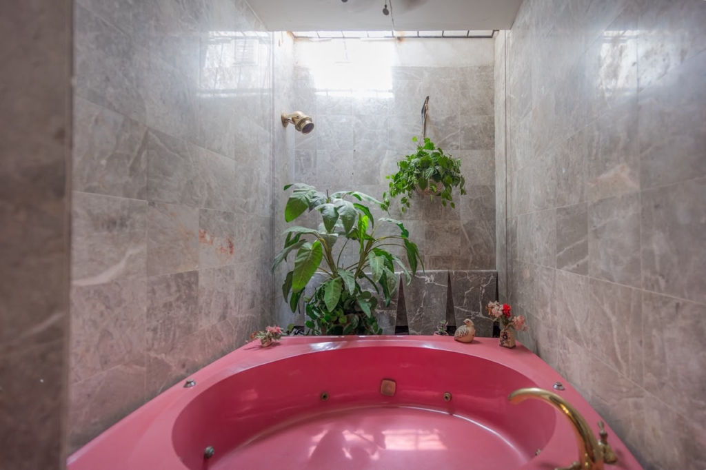 Raquet I 
Terreno: 587m2
Construcción: 464m2

Casa ubicada en esquina en residencial de alta plusvalía, muy céntrico, cerca de consulado, supermercados, restaurantes.. a unos pasos del blvd Navarrete y unos metros del blvd Colosio, unos de los principales boulevares de Hermosillo, Sonora. 

Planta baja:
Sala, comedor, estancia, cocina, patio, cochera para 2 autos, lavandería, 2 recámaras c/u con baño. 

Planta alta:
Estancia y 2 recámaras c/u con baño. 

$8,999,000
