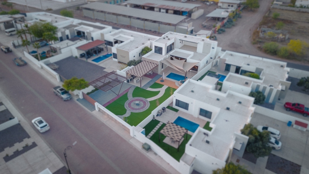 Casa en Biznaga Residencial (Country Club)
Perfecta para disfrutar en familia o como inversión vacacional de alta rentabilidad por su gran capacidad de hospedaje.
Precio: $11,950,000 MXN

Terreno: 763.36 m² 
Construcción: 350 m²

🛡️ Seguridad: Privada con acceso controlado 24/7

PUNTOS CLAVE:
✨ 5 Recámaras y 6 Baños (Gran capacidad, ideal para visitas).
✨ Planta Baja: 
3 habitaciones con baño cada una y closets . 
Cocina de alta gama con isla de granito, sala de concepto abierto y ventanales al patio.
✨ Planta Alta: 2 habitaciones con baño propio y terraza con gran vista.
✨ Oasis Exterior: Alberca, jacuzzi, terraza con asador, baño completo exterior y amplio patio con pasto sintético.

💎 ACABADOS Y EQUIPAMIENTO:
Construida con ladrillo térmico y techos de 3m de altura.
Cocina y baños con cubiertas de Cuarzo.
6 Minisplits Mirage, Cisterna de 5,000lts y electrodomésticos premium incluidos.